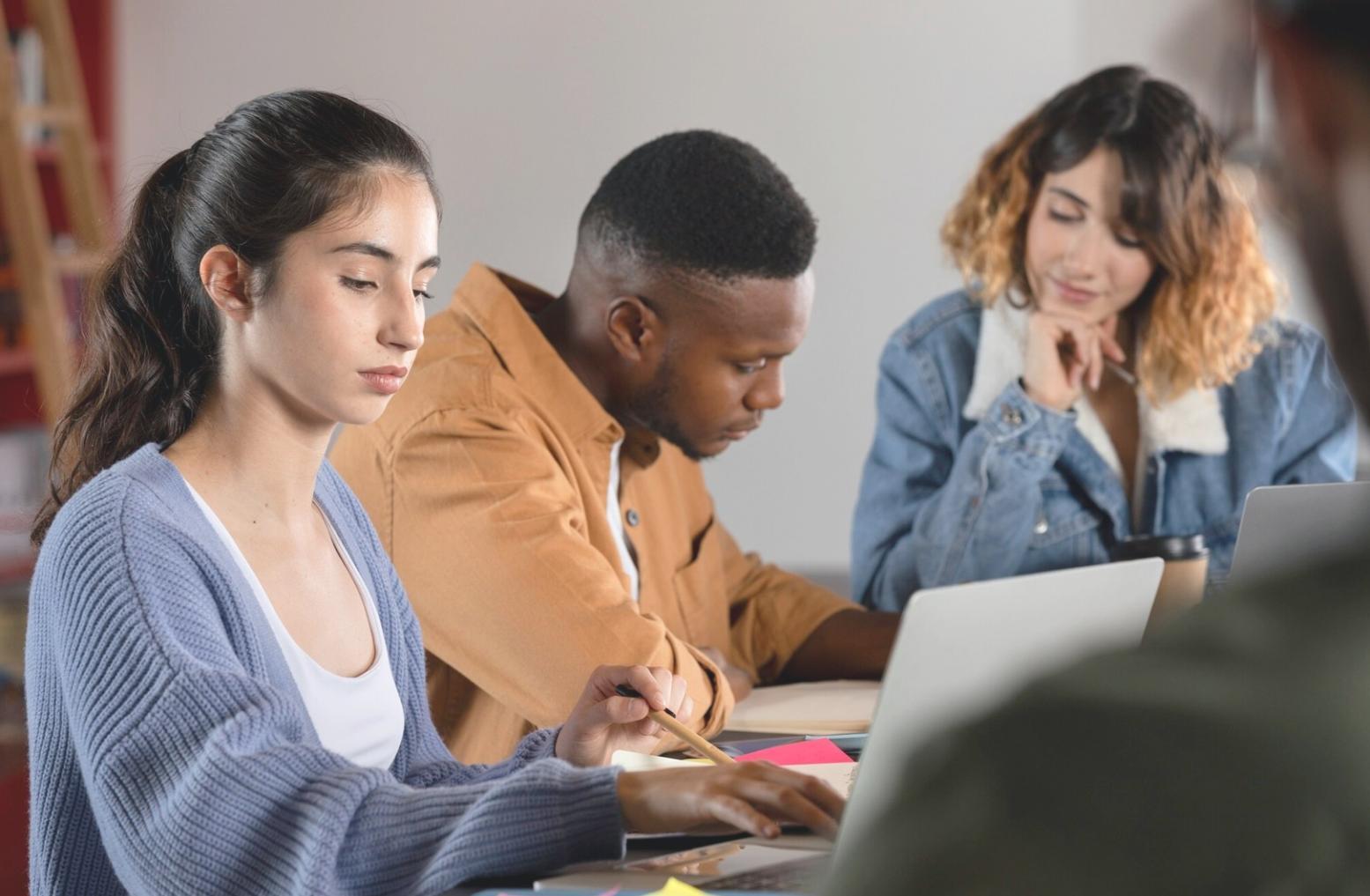 Espace de formation moderne avec tableaux financiers